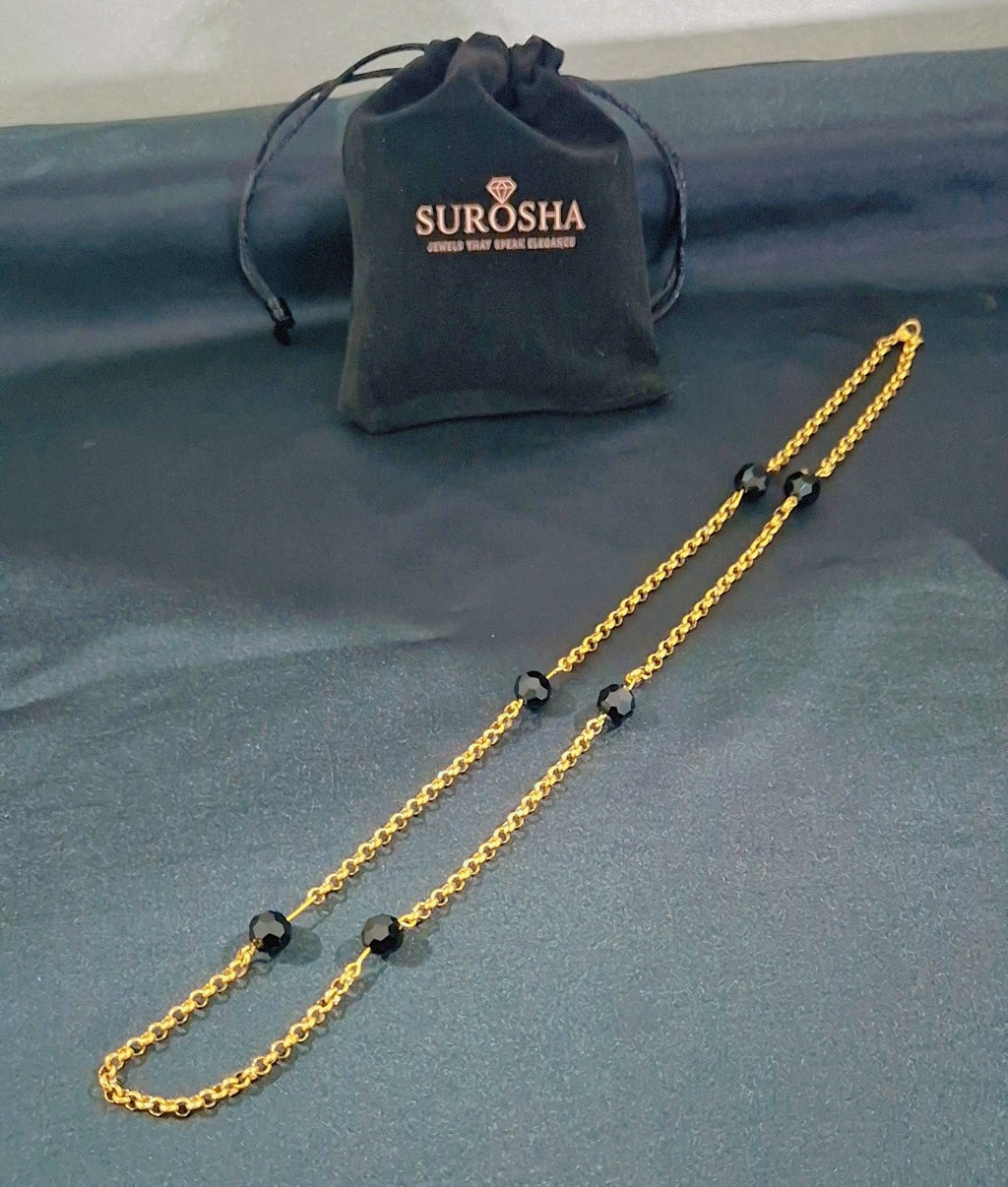 SuRosha Goudkleurige RVS Ketting met Zwarte Ogri Ai Kralen