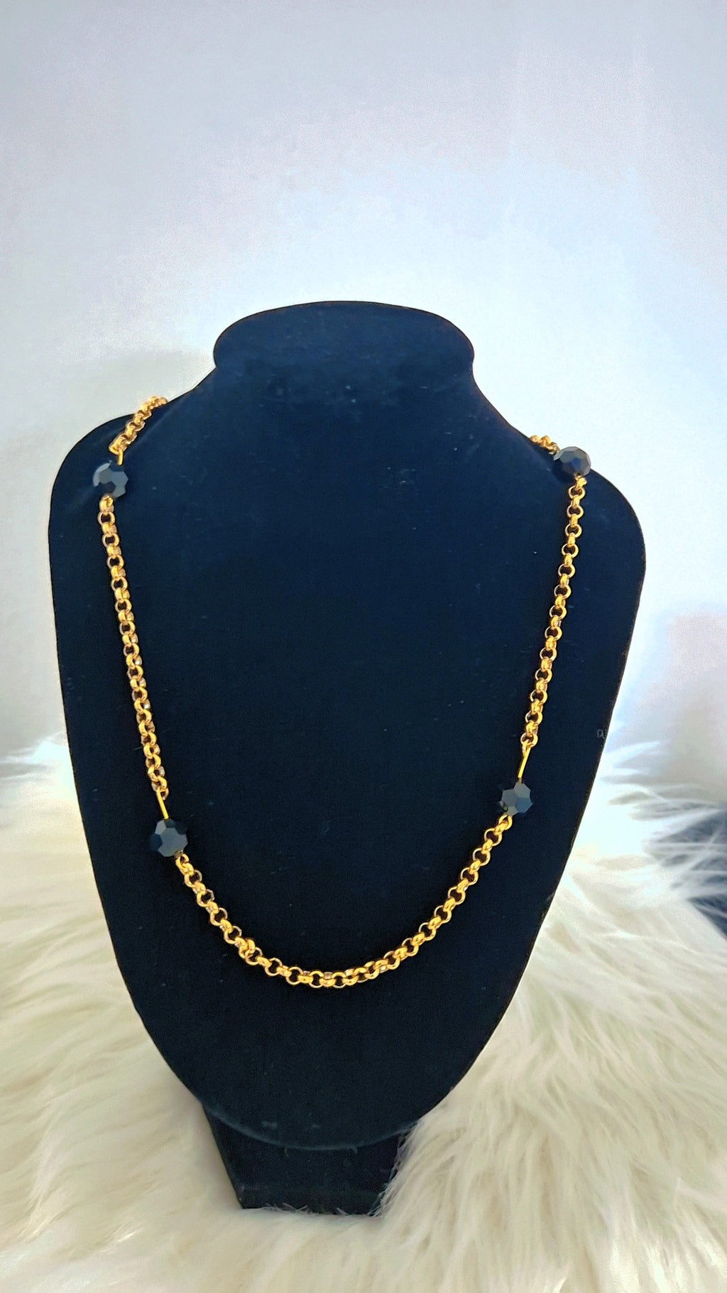 SuRosha Goudkleurige RVS Ketting met Zwarte Ogri Ai Kralen