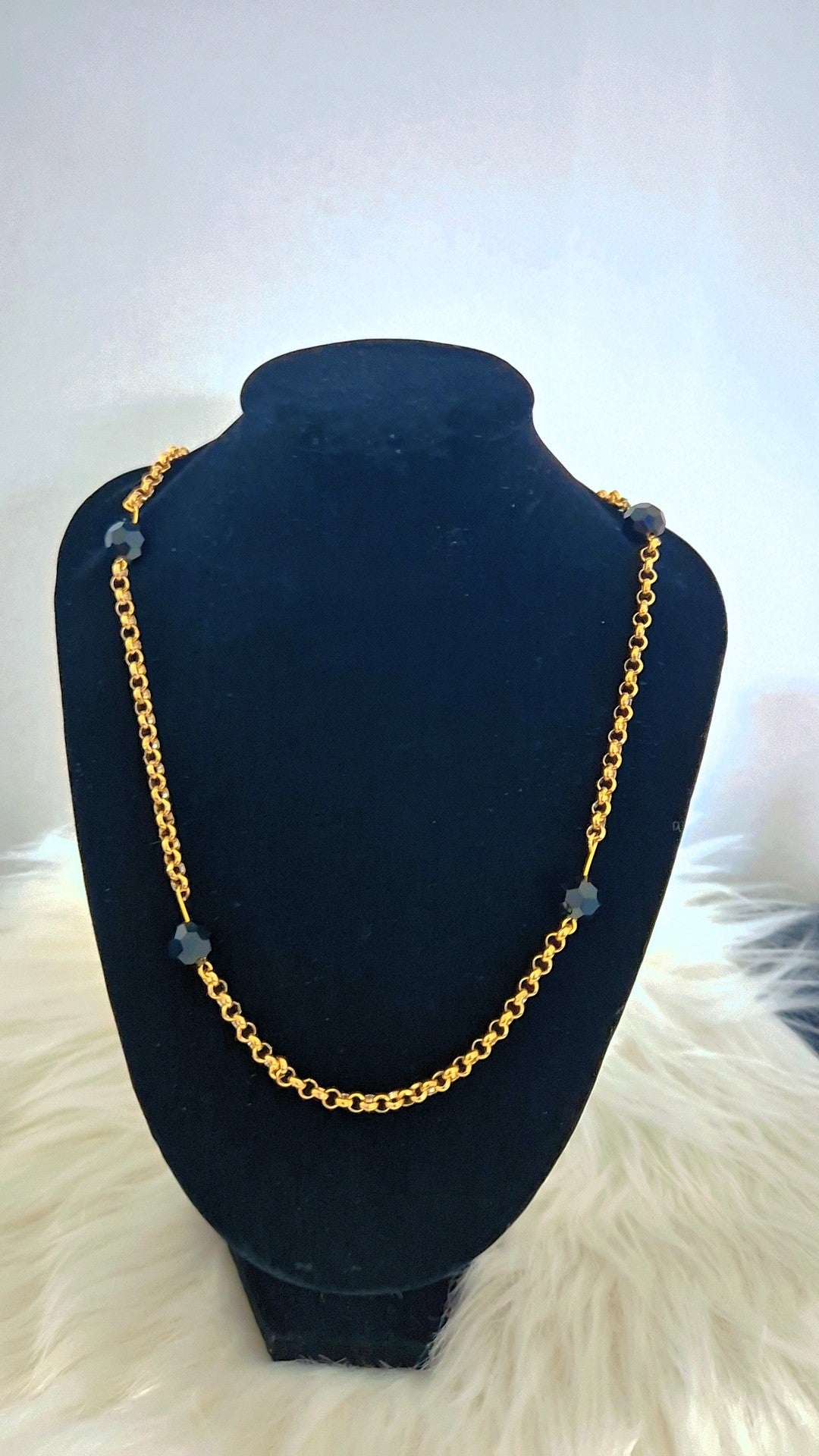 SuRosha Goudkleurige RVS Ketting met Zwarte Ogri Ai Kralen