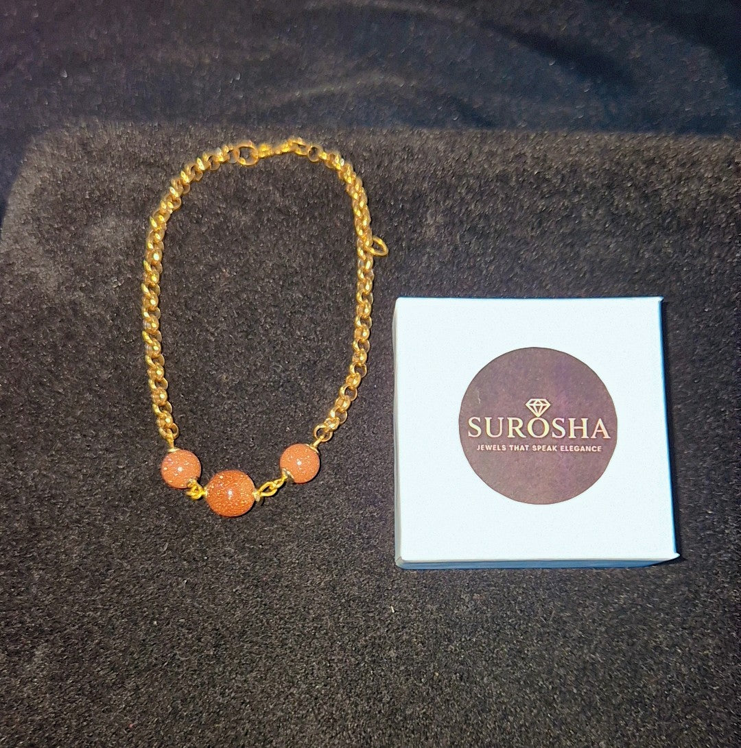 SuRosha goudkleurige armband met zandsteen kralen