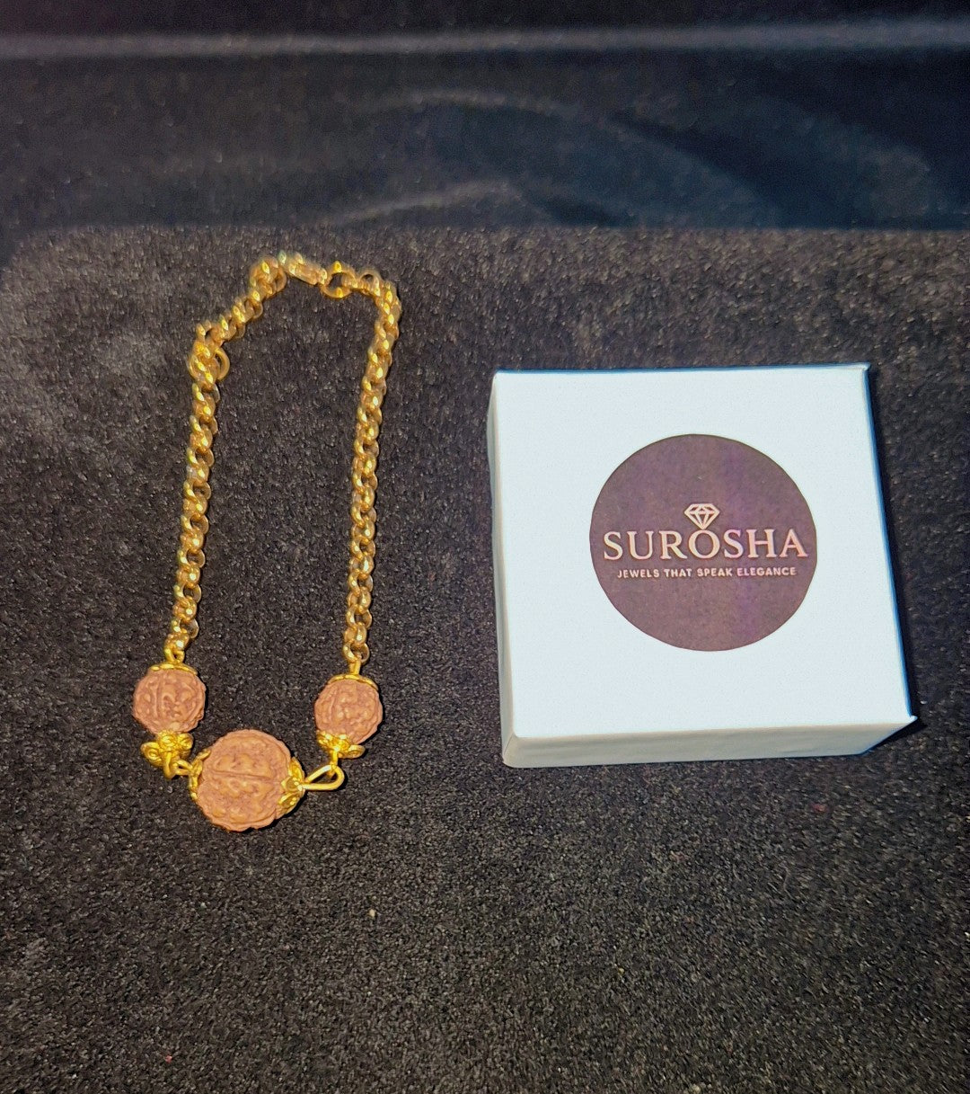 SuRosha goudkleurige armband met rudraksha kralen