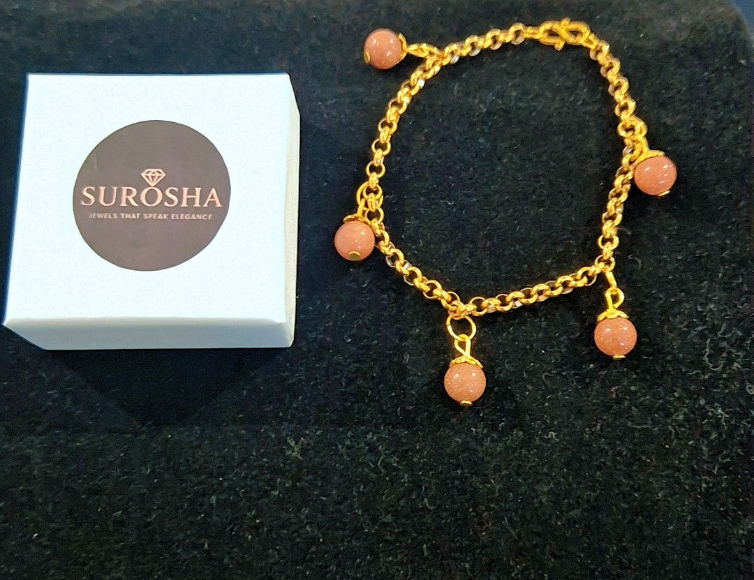 SuRosha goudkleurige armband met zandsteen kralen