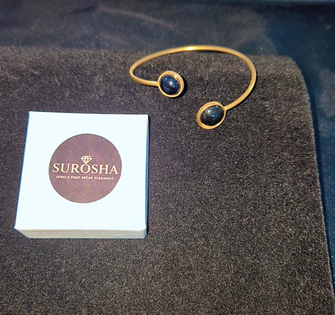 SuRosha goudkleurige boei armband met zwarte Onyx