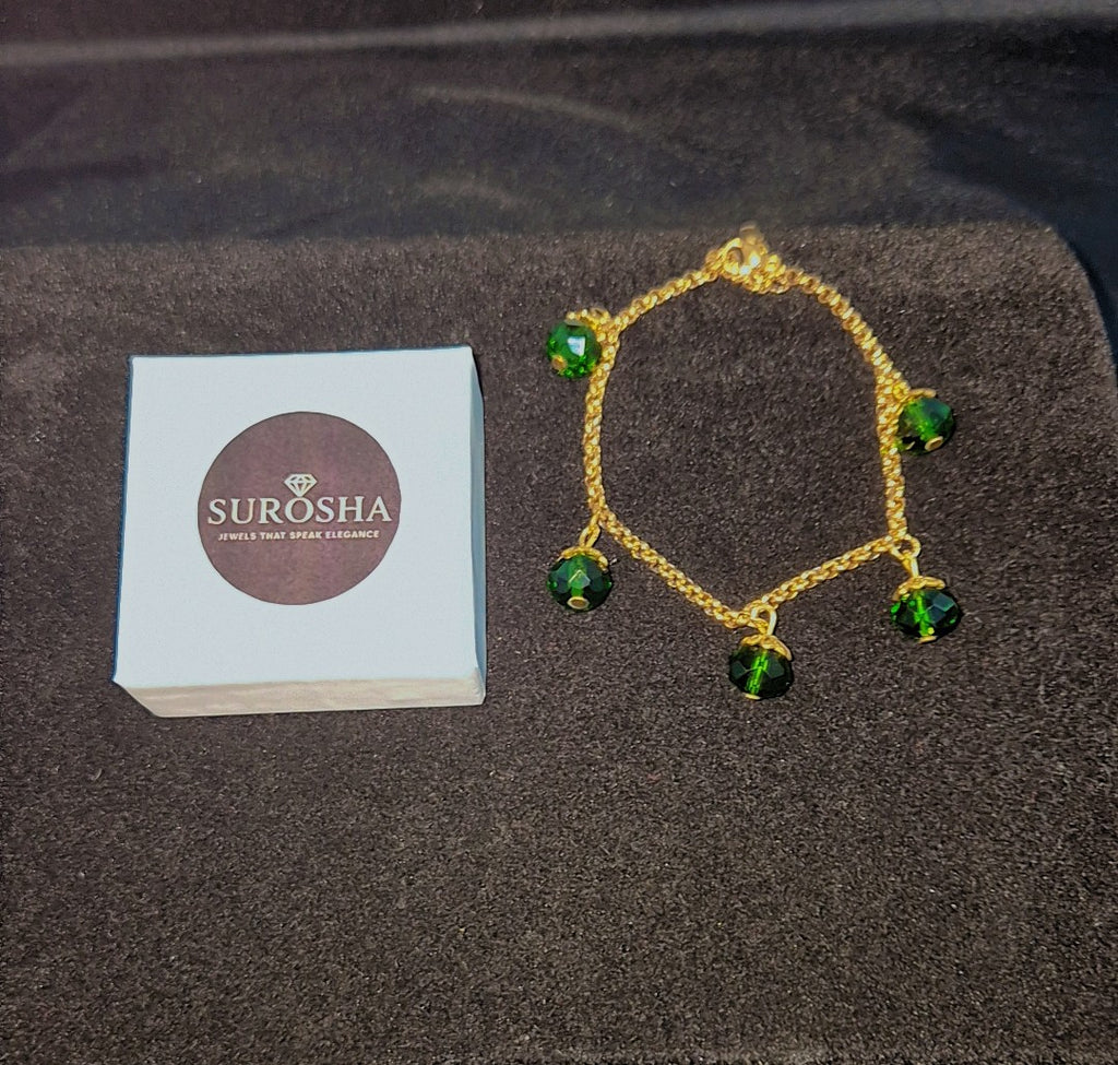 SuRosha goudkleurige armband met groene Ogri Ai kralen