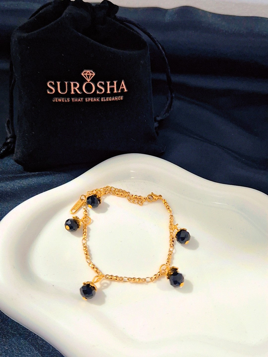 SuRosha goudkleurige armband met zwarte Ogri Ai kralen