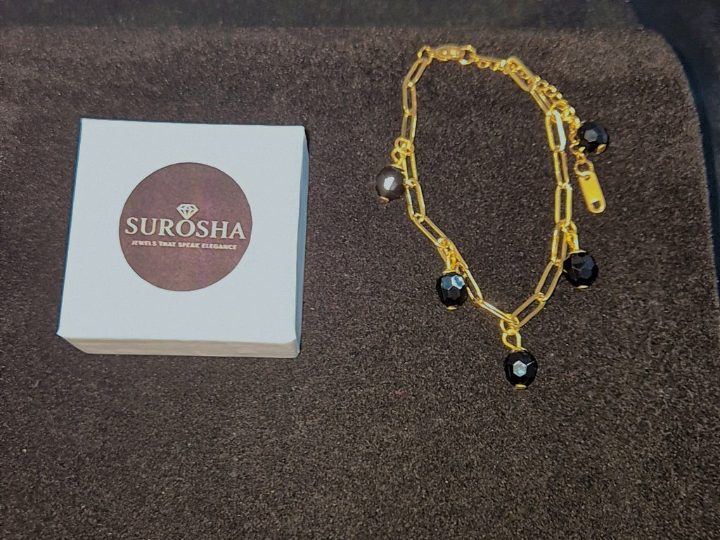 SuRosha goudkleurige schakelarmband met zwarte Ogri Ai kralen