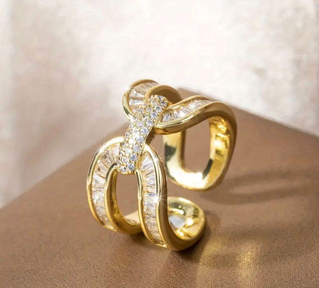 Luxe statementring met zirkonia en open design