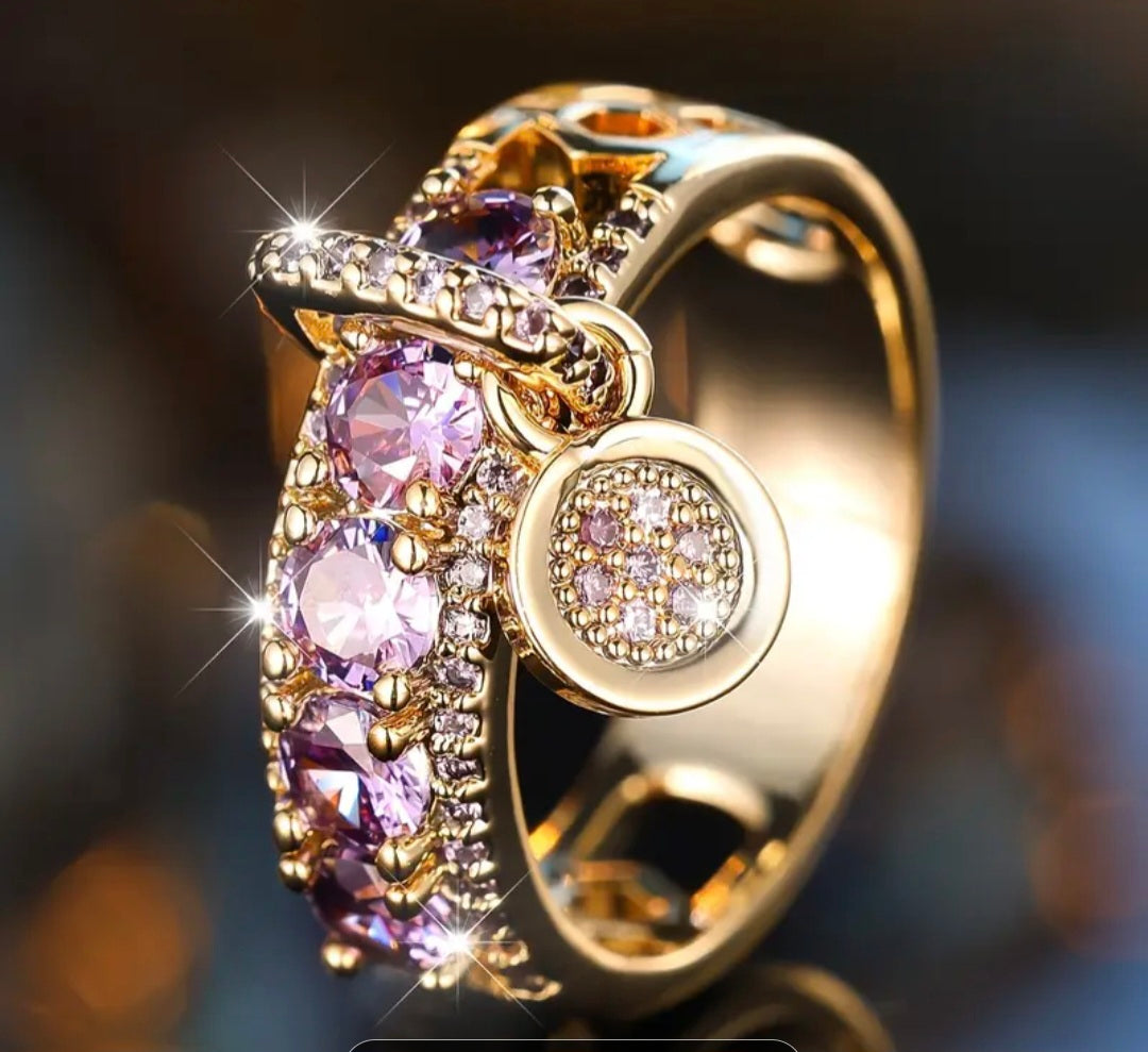 Luxe gouden damesring met paarse zirkonia en bedelaccent