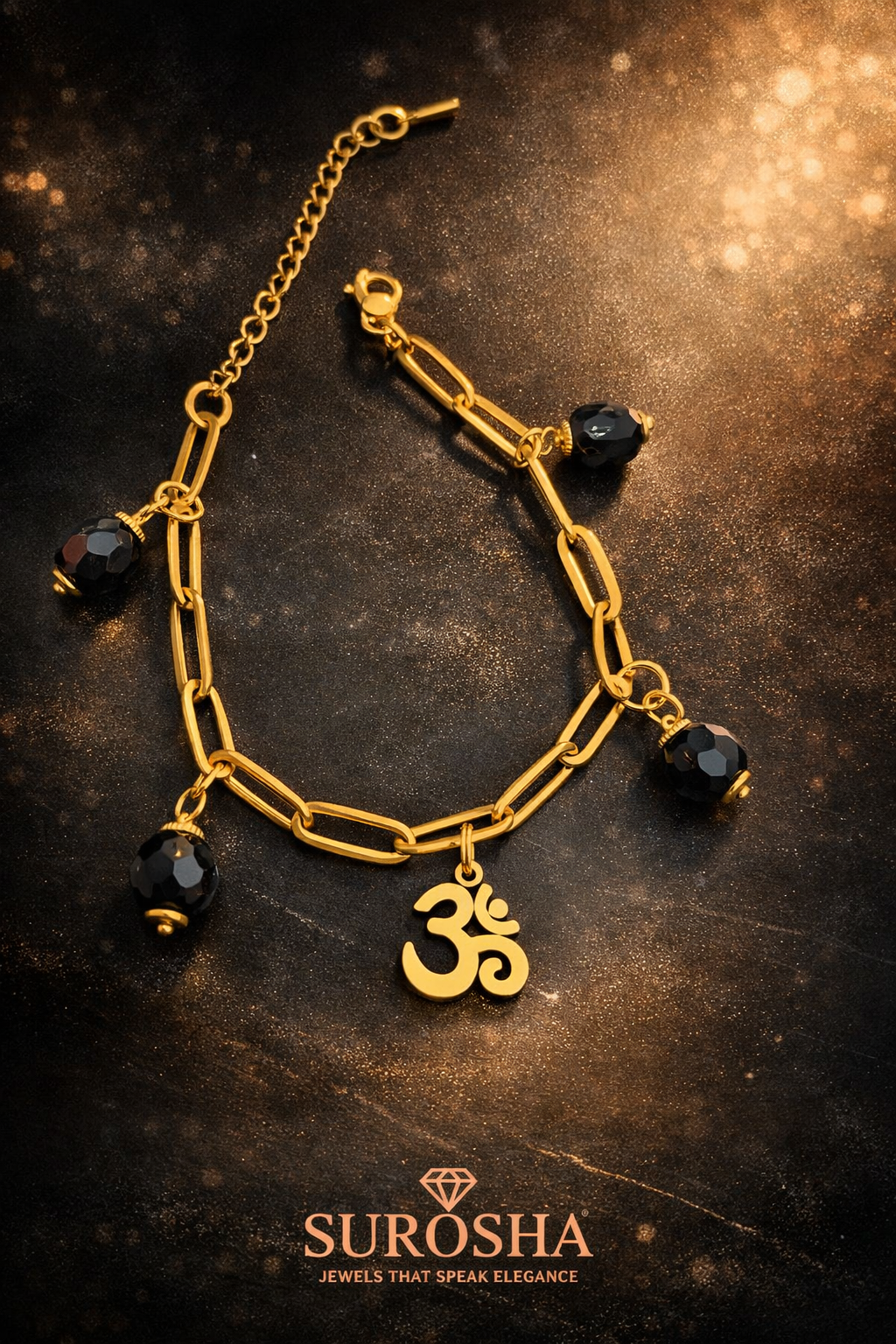 SuRosha Noir Essence Bracelet – goudkleurige armband met zwarte kralen en Ohm bedel