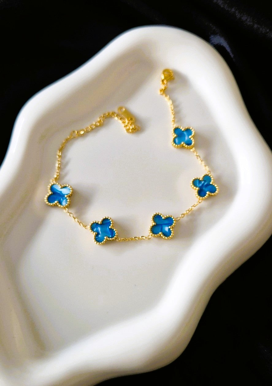 Goudkleurige Armband met Lichtblauwe Klaverbedels L