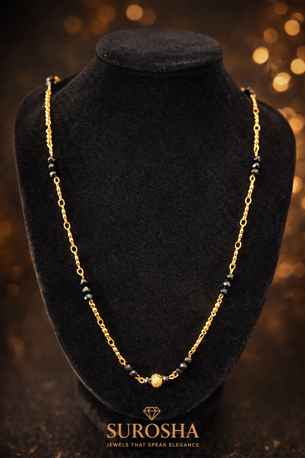 SuRosha Mangalsutra Geïnspireerde Ketting met Zwarte Kralen en gouden balletje (45-60cm)