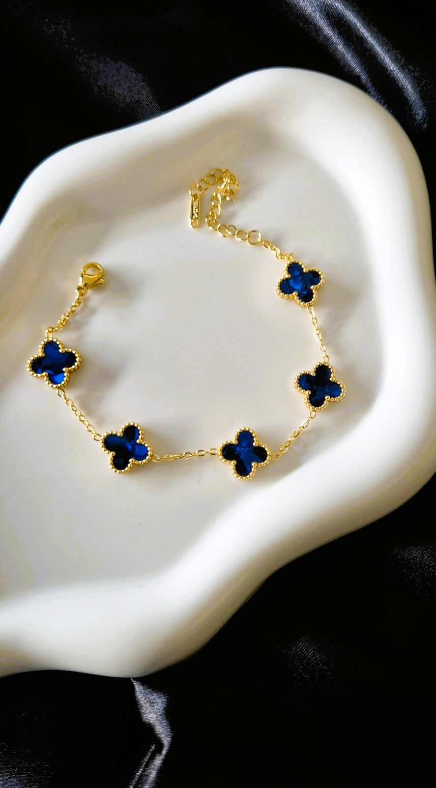 Goudkleurige Armband met Donkerblauwe Klaverbedels L