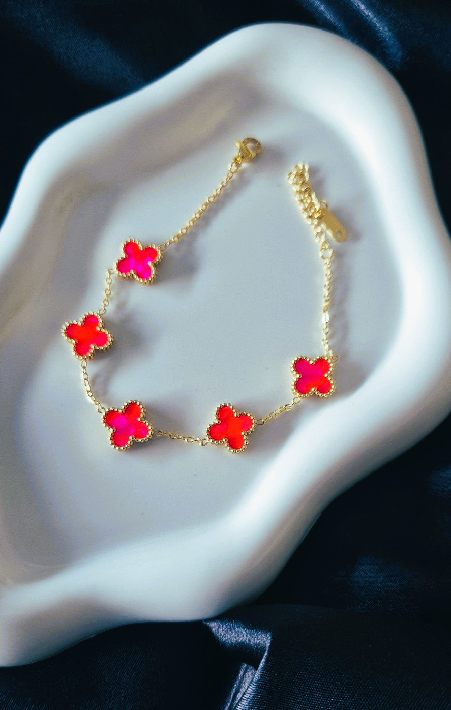 Elegante Goudkleurige Armband met Neonroze Klaverbedels L