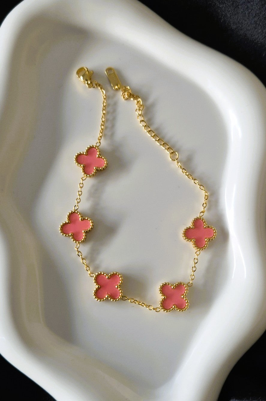 Goudkleurige Armband met roze Klaverbedels L