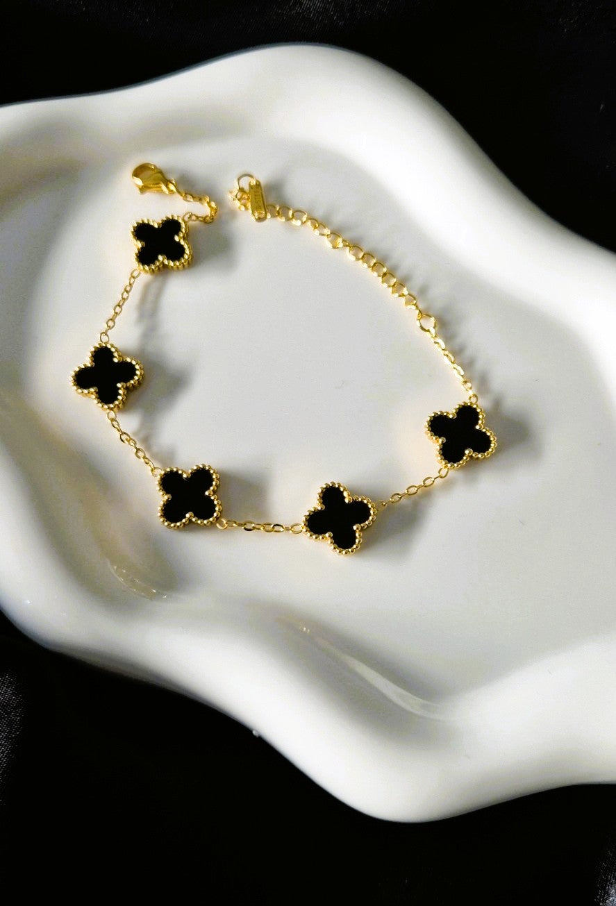 Goudkleurige Armband met Zwarte Klaverbedels L