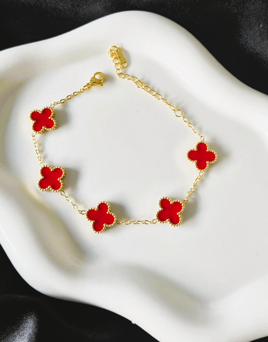 Goudkleurige Armband met Helderrode Klaverbedels L