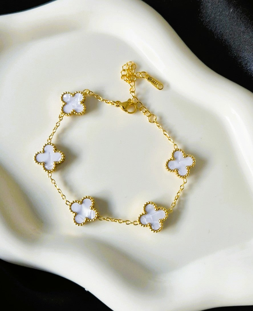 Goudkleurige Armband met Witte Klaverdesign L