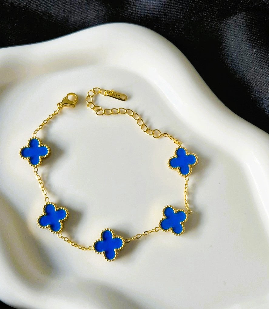 Goudkleurige Armband met Kobaltblauwe Klaverbedels L