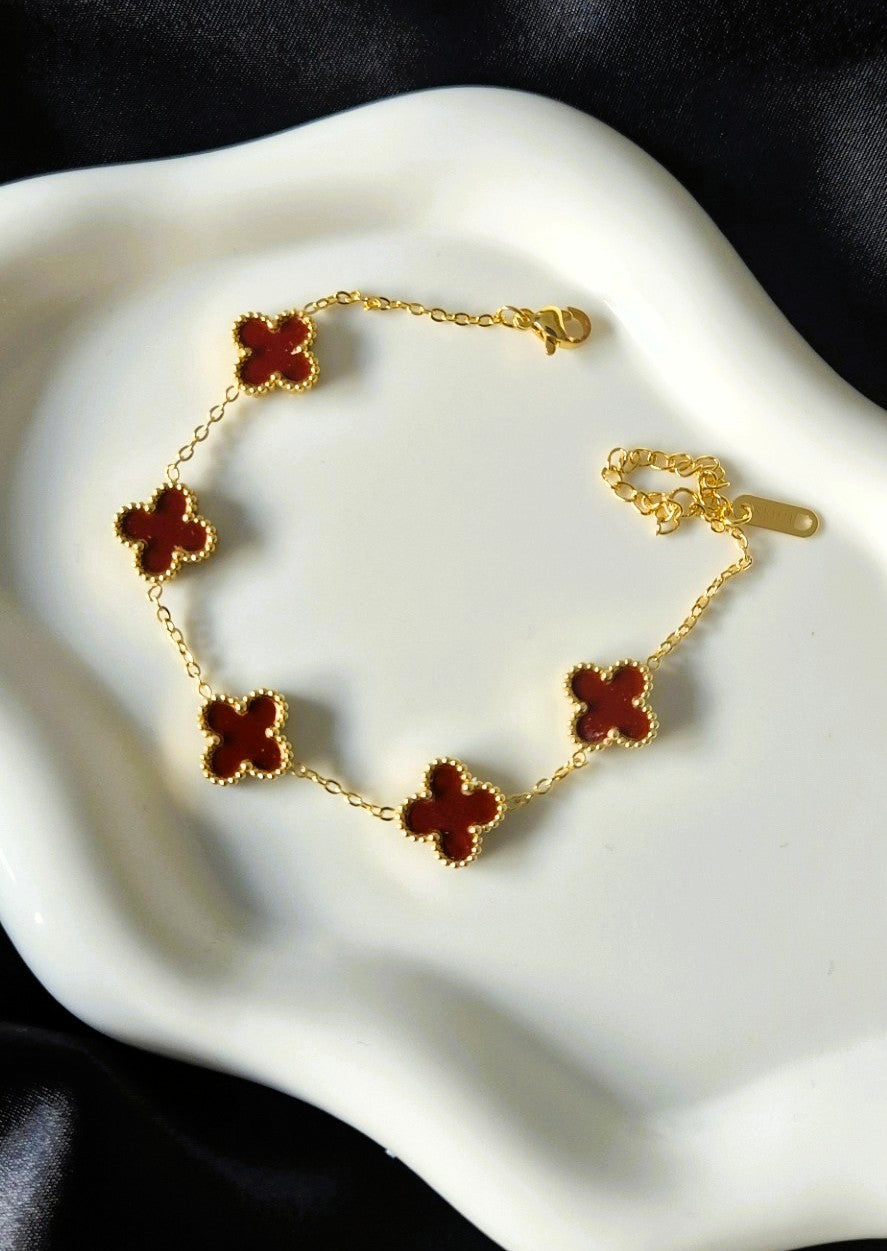 Goudkleurige Armband met Donkerrode Klaverbedels L