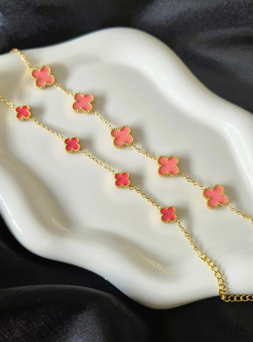 Goudkleurige Armband met Kleine Zalmroze Klaverbedels M (GEEN SET)