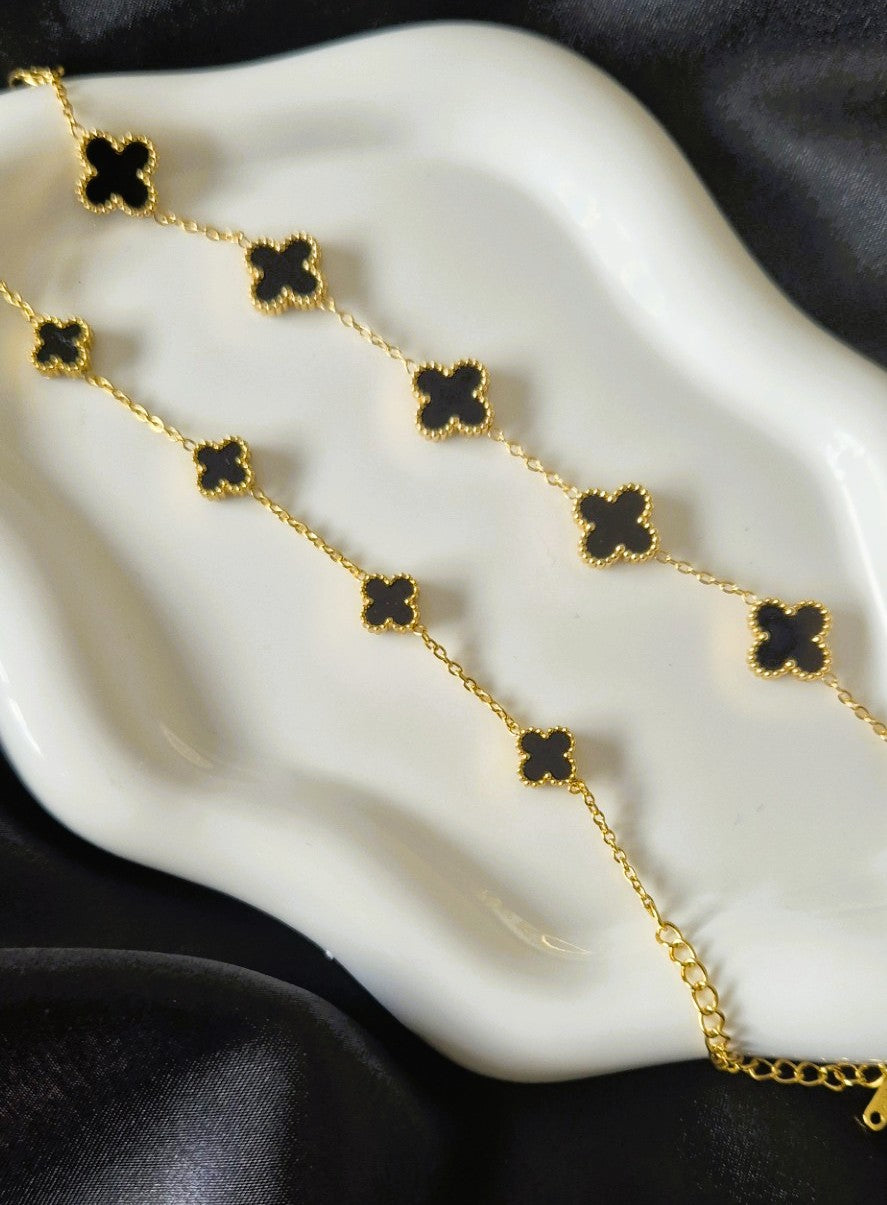 Goudkleurige Armband met Kleine Zwarte Klaverbedels M (GEEN SET)