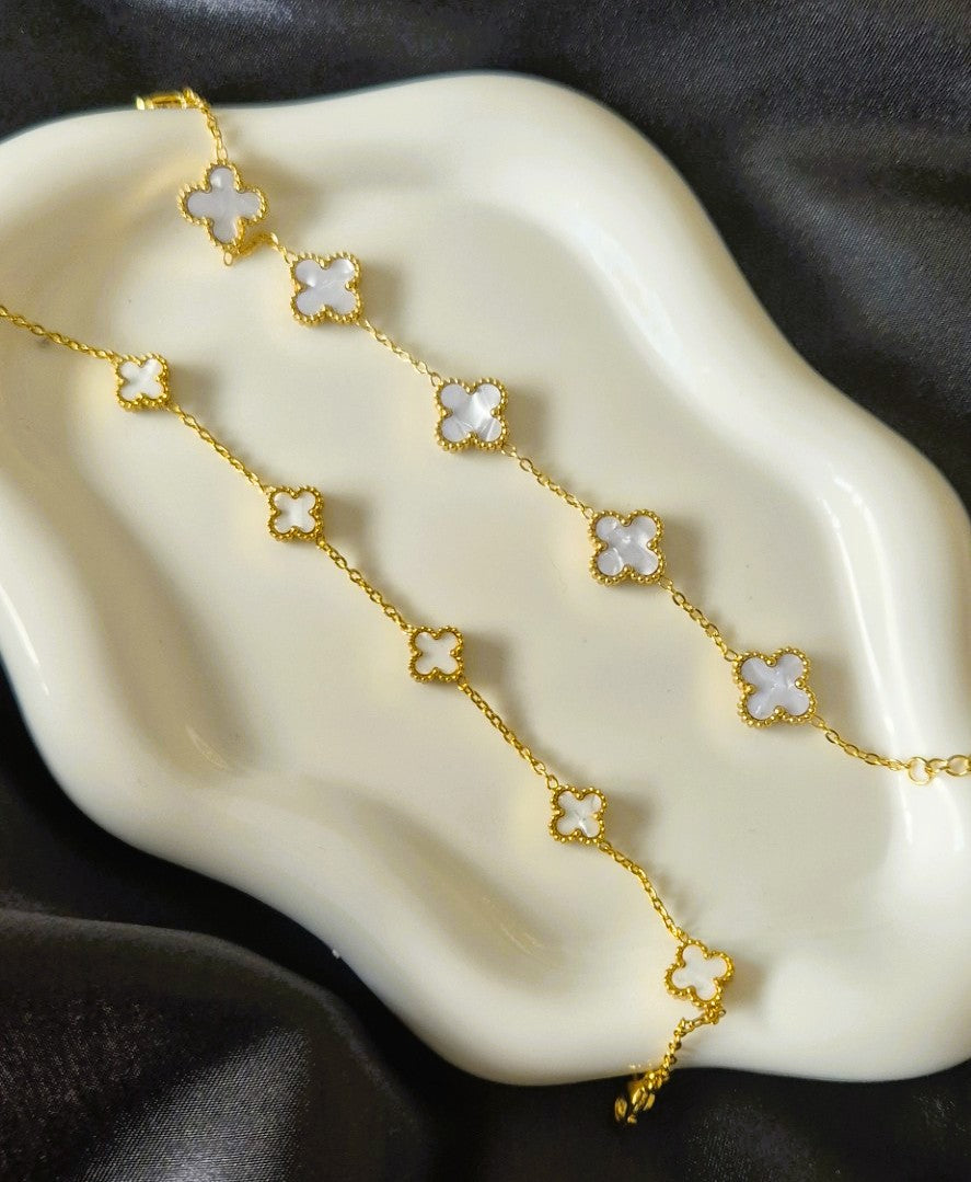 Goudkleurige Armband met Kleine Witte Klaverbedels M (GEEN SET)