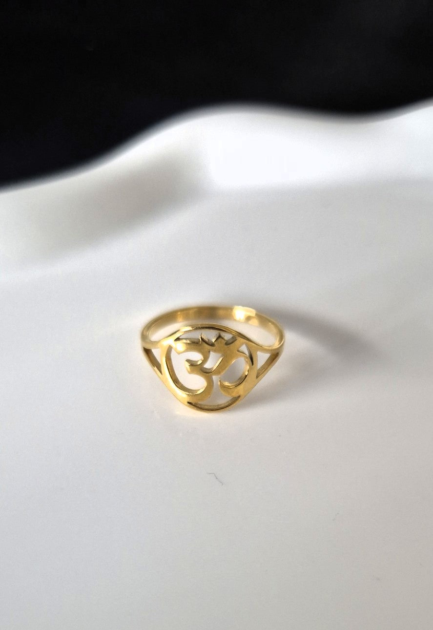 Goudkleurige OHM Ring – Spiritueel & Elegant Design