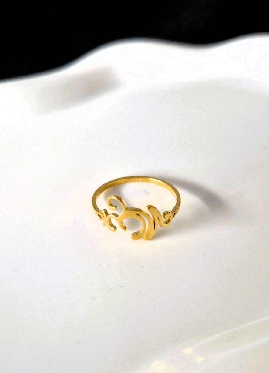 Goudkleurige OHM Lotus Ring – Spiritueel & Elegant Design