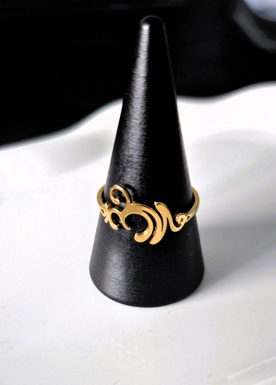 Goudkleurige OHM Lotus Ring – Spiritueel & Elegant Design