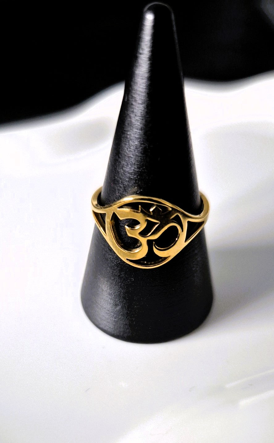 Goudkleurige OHM Ring – Spiritueel & Elegant Design