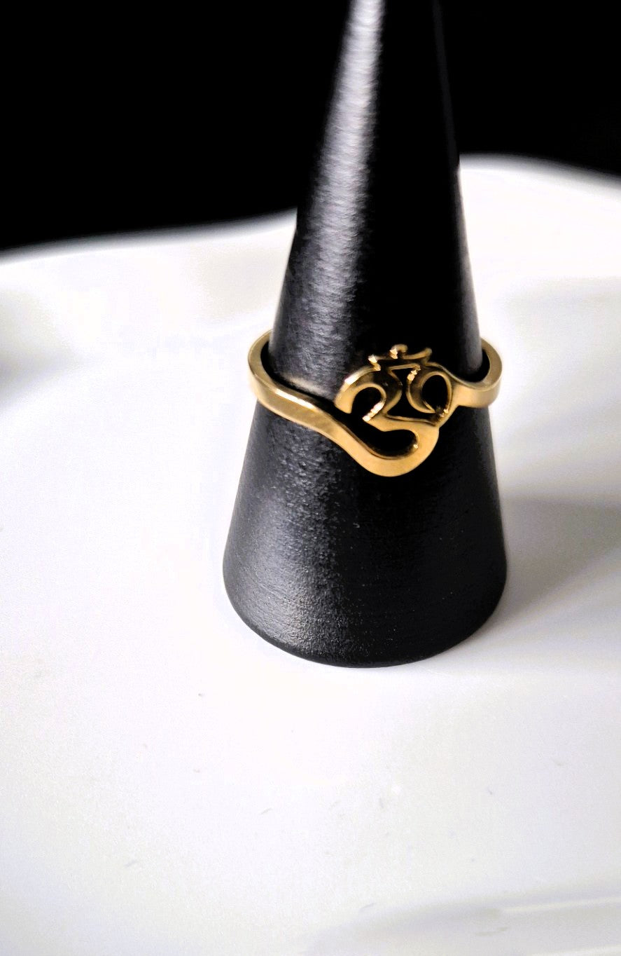 Goudkleurige OHM Ring – Minimalistisch & Spiritueel Design