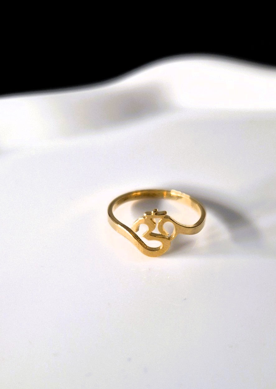 Goudkleurige OHM Ring – Minimalistisch & Spiritueel Design