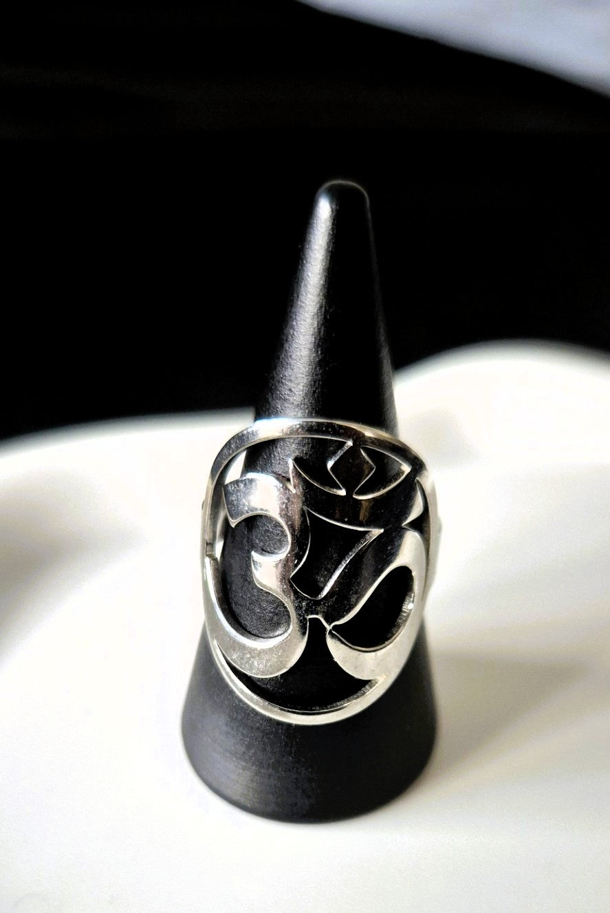 Zilverkleurige OHM Ring – Verstelbaar & Spiritueel Design