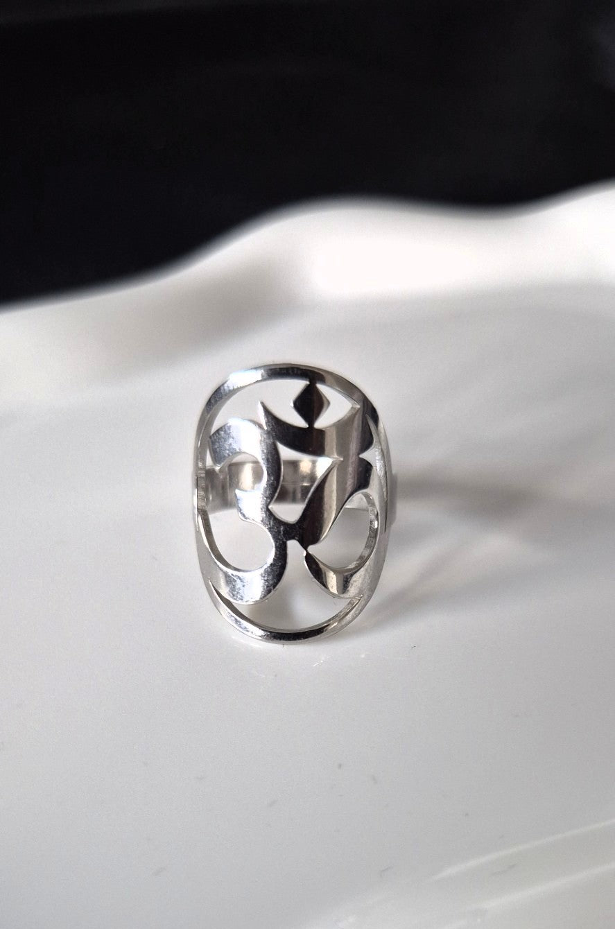 Zilverkleurige OHM Ring – Verstelbaar & Spiritueel Design