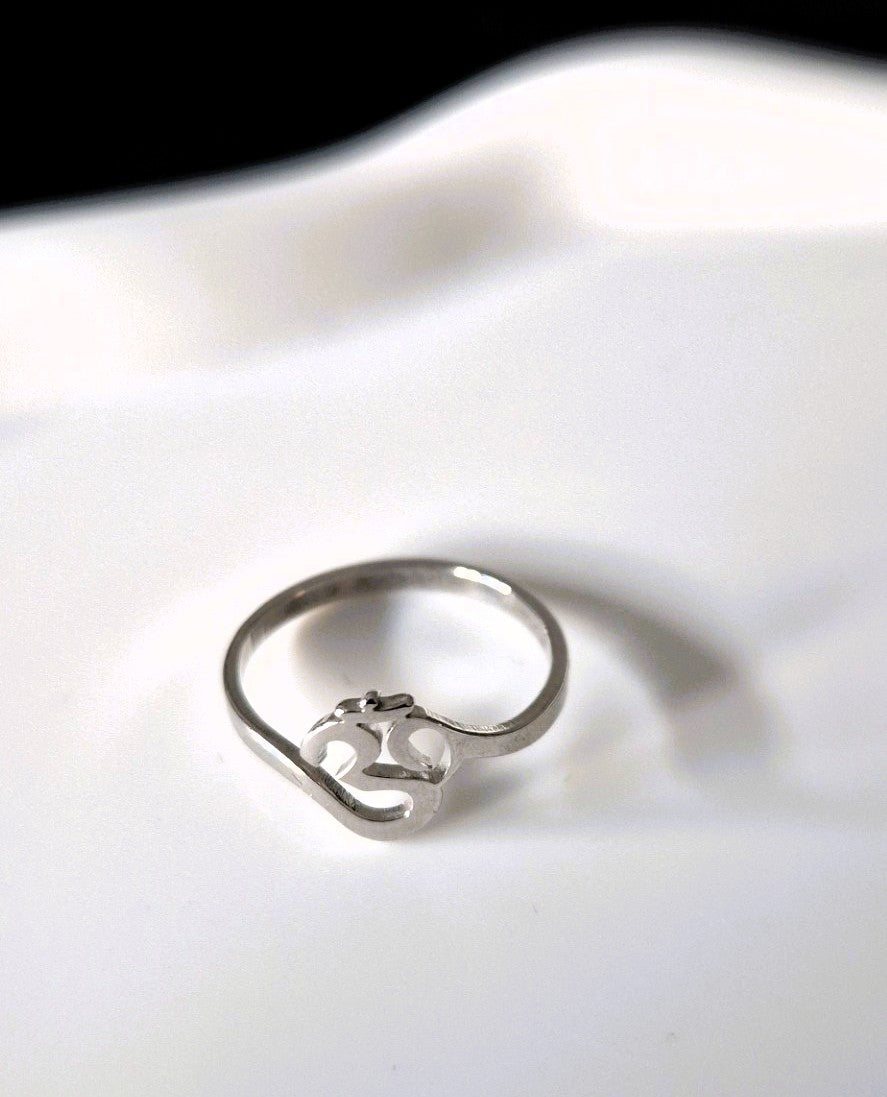 Zilverkleurige OHM Ring – Minimalistisch & Spiritueel Design