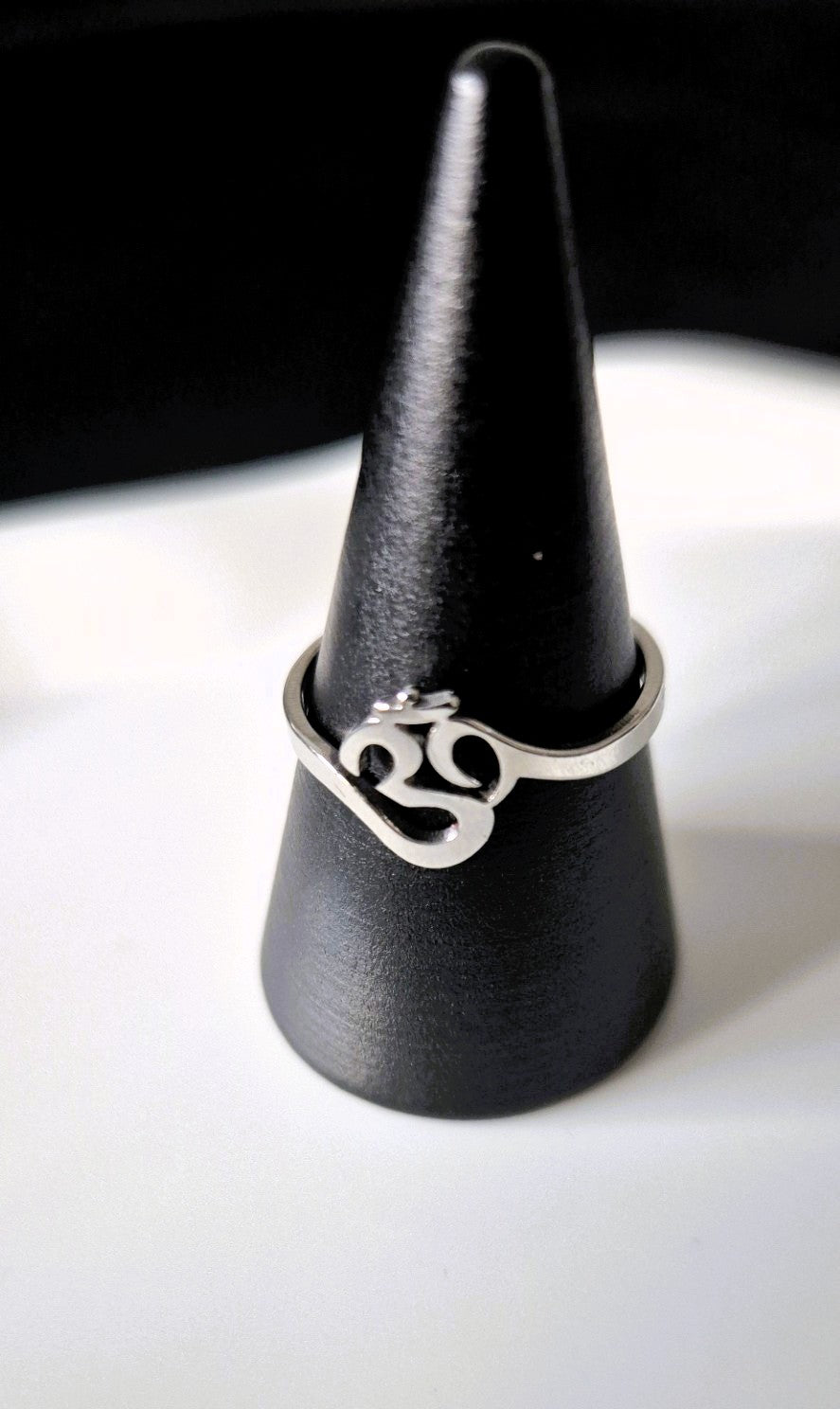 Zilverkleurige OHM Ring – Minimalistisch & Spiritueel Design