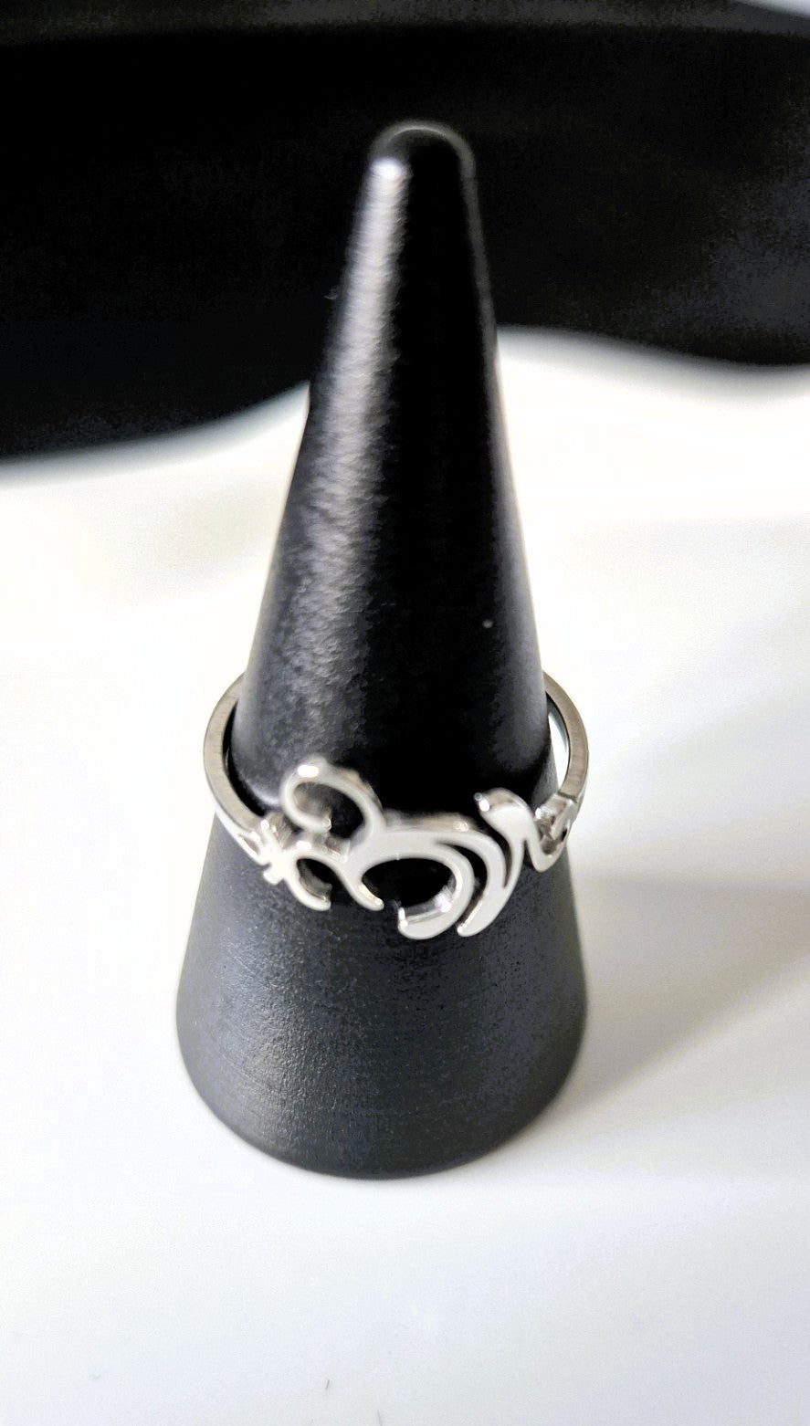 Zilverkleurige OHM Lotus Ring – Spiritueel & Elegant Design