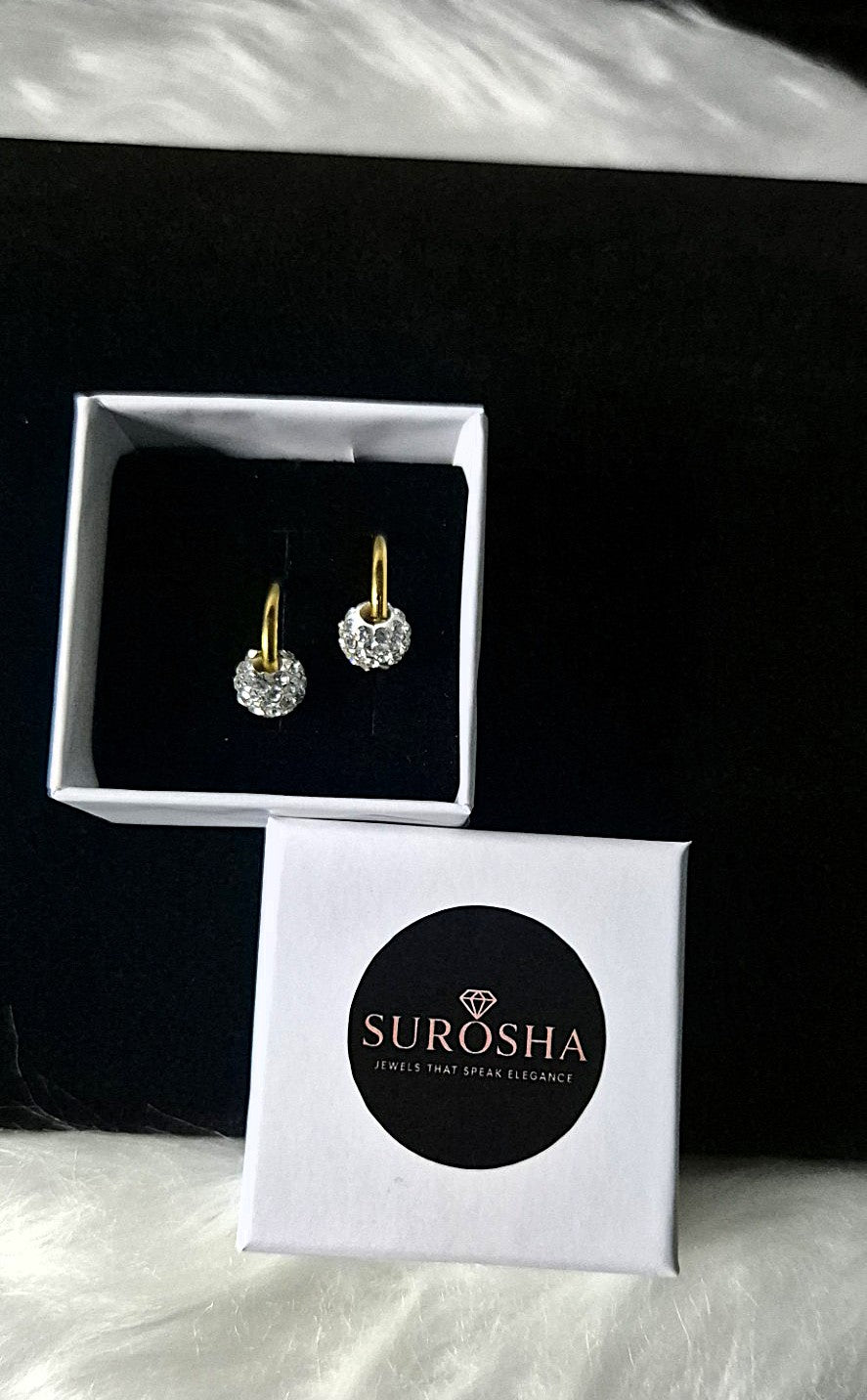 SuRosha Roestvrijstaal Goudkleurige Oorringen met Sprankelende Zirkonia Bol – Elegant & Duurzaam