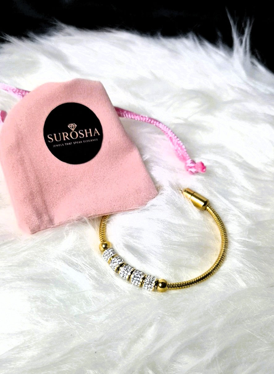 Luxe Goudkleurige Slangenarmband met Fonkelende Kristalringen