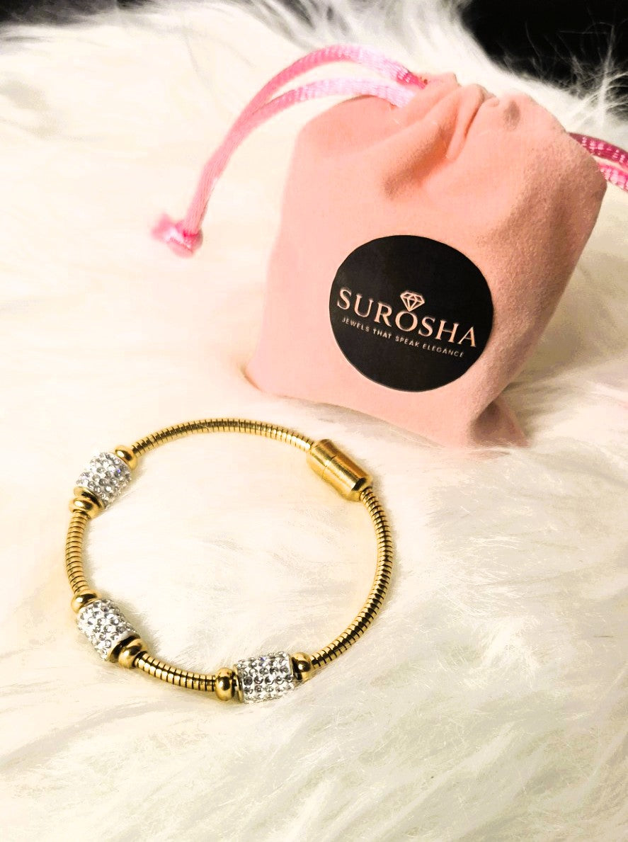 Luxe Goudkleurige Slangenarmband met Kristalringen – Magnetische Sluiting