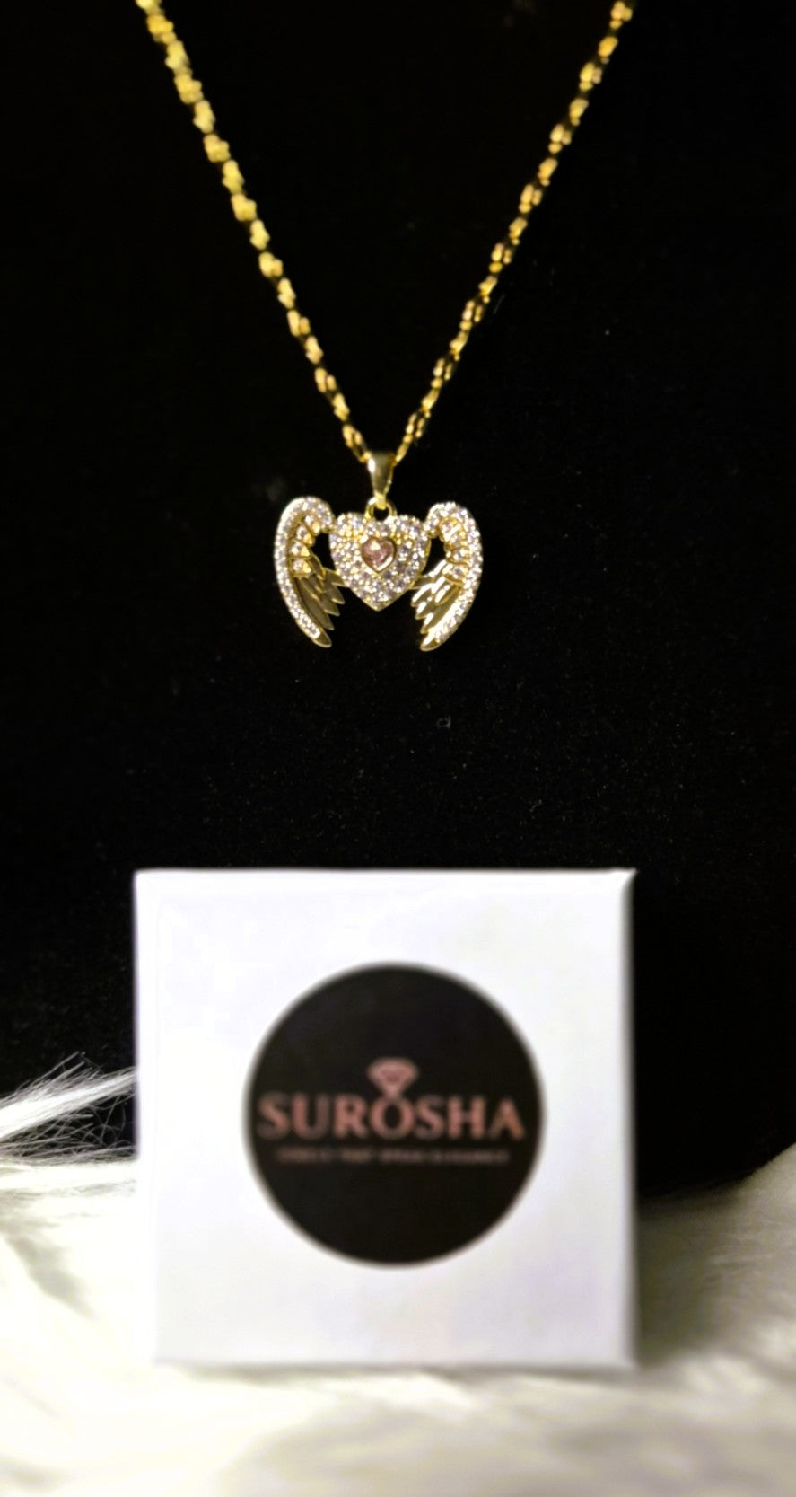 Goudkleurige Hart met Vleugels Ketting – Pavé Kristallen & Roze Hartsteen