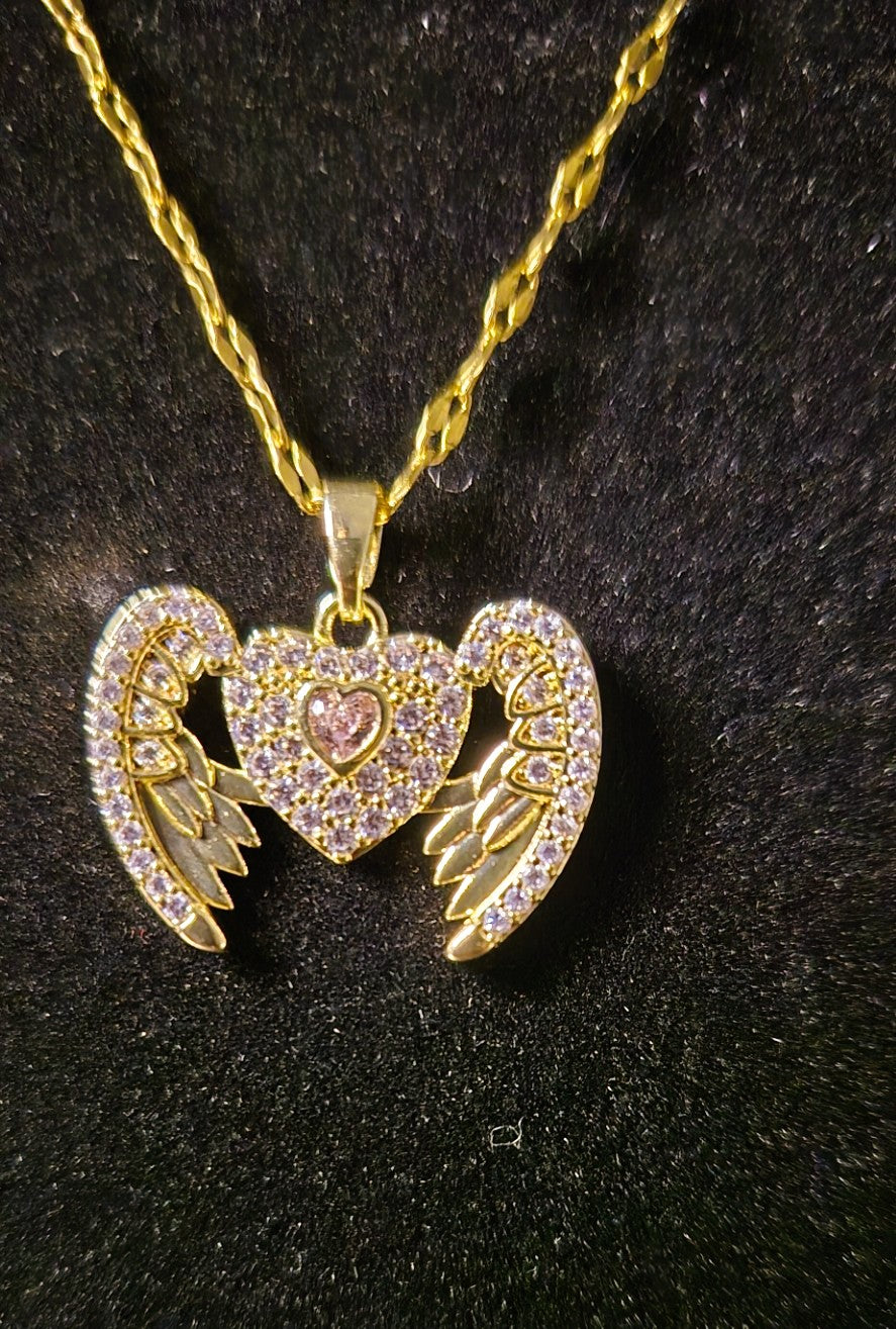 Goudkleurige Hart met Vleugels Ketting – Pavé Kristallen & Roze Hartsteen
