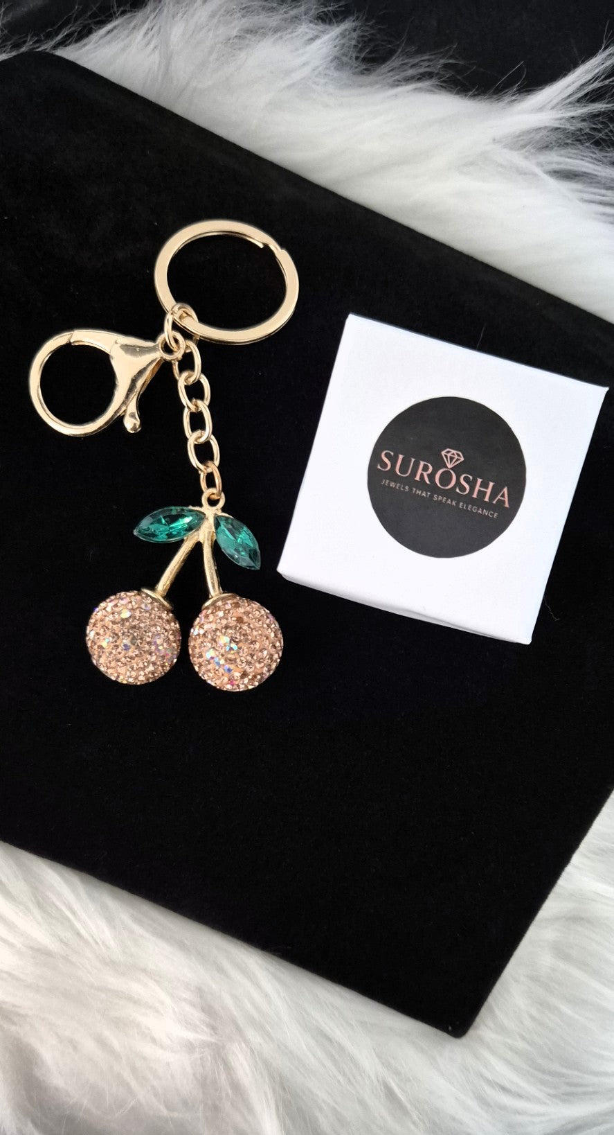 Luxe Kersen Sleutelhanger met Kristalglans – Goud & Smaragdgroen